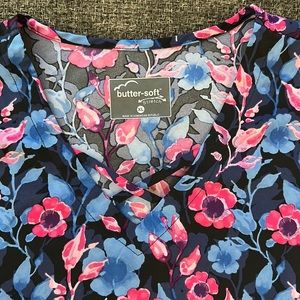 Butter soft scrub top. XL.